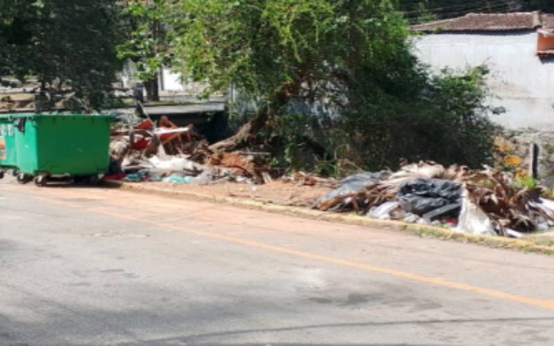 Entulho acumulado na Rua Visconde de Bom Retiro