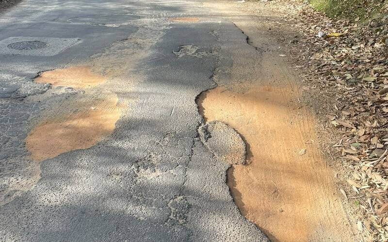 Buracos e lixeira acumulada afeta os moradores da Rua Carvalho Júnior, em Corrêas