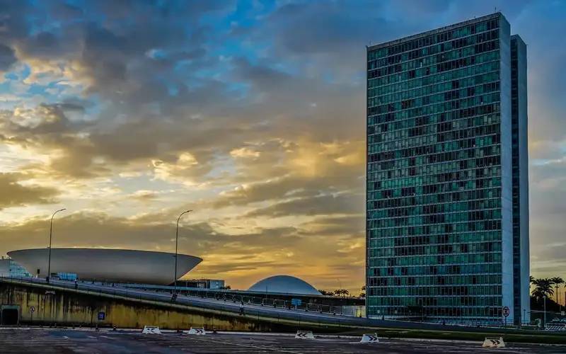 Câmara aprova redução de impostos para combustíveis e outros setores