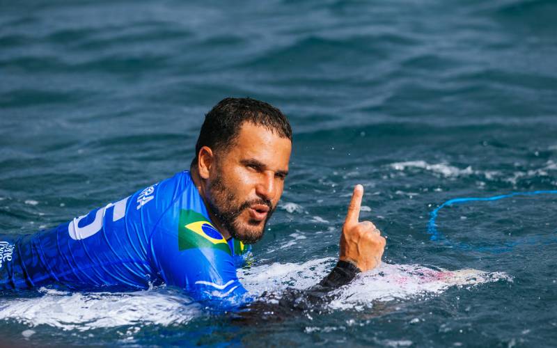 WSL: Ítalo Ferreira domina tubos em Teahupo’o e avança às semifinais