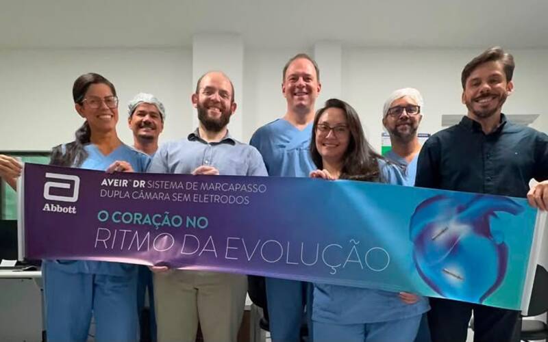 2. Dr. Tayene Quintella com cardiologistas que participaram do procedimento (Divulgaçã