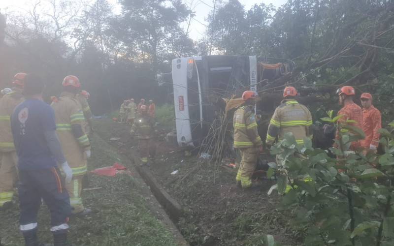 Oito pessoas morrem em acidente com ônibus na BR-040, em Petrópolis