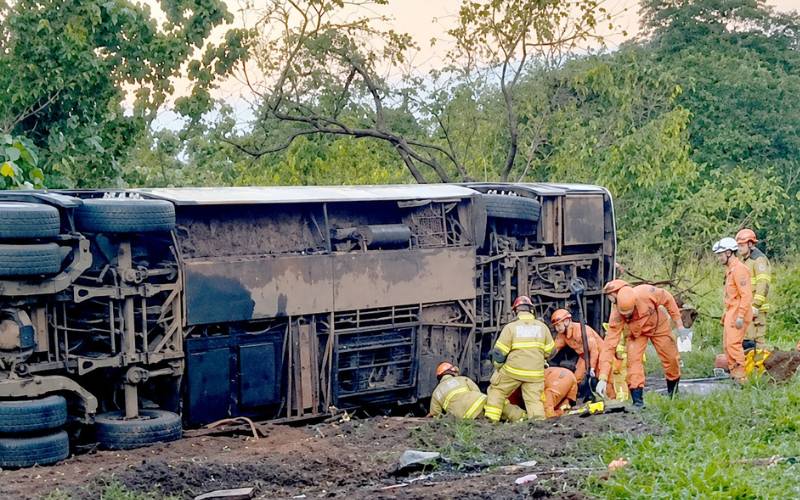 Familiares de vítimas do acidente na descida da serra relatam dificuldades em obter in