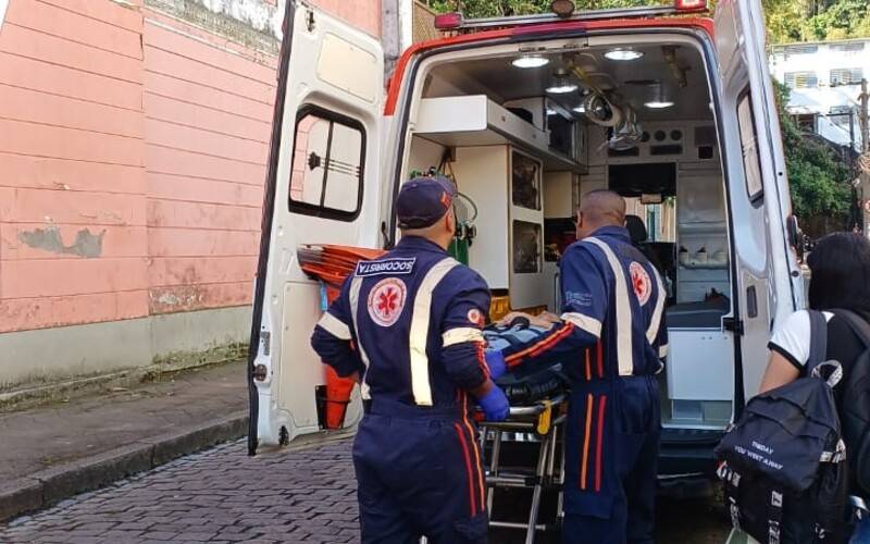 Jovem tem o pé perfurado por vergalhão no Centro