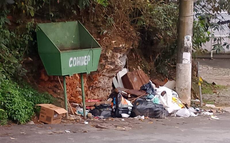 Rua 24 de Maio com problemas de descarte irregular