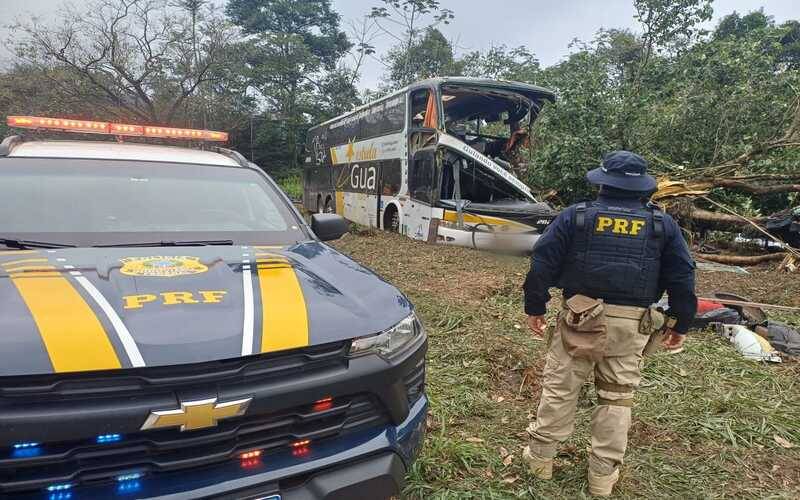 Tragédia na BR-040: ônibus tomba e deixa dez mortos na Serra de Petrópolis