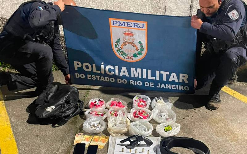 PM prende homem e apreende adolescente após ação contra o tráfico de drogas no Valpara