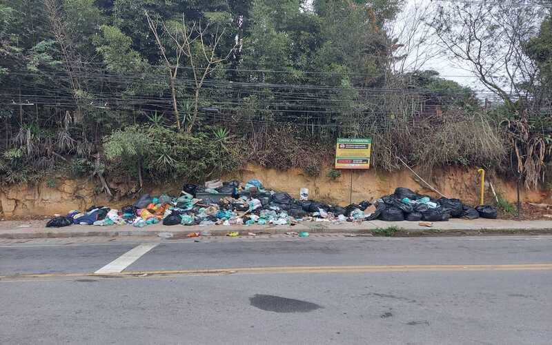 Falta de coleta de lixo na Ponte do Arranha Céu