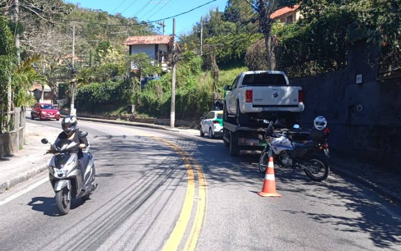 Rua Hermogênio Silva, no Retiro, em Petrópolis, tem trânsito em meia pista após caminh