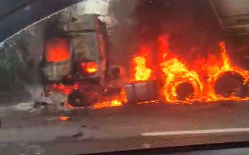 Caminhão pega fogo na BR-040 e causa retenção de 2 km no sentido Rio