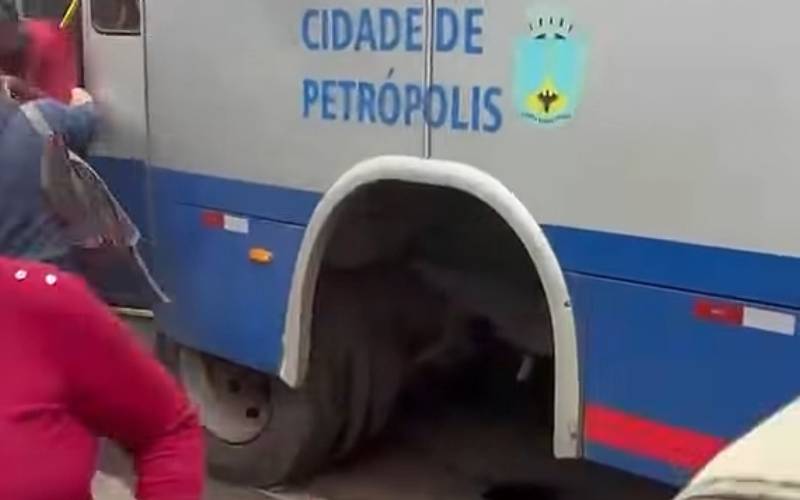Peça de ônibus se solta próximo ao Castelo de Itaipava e assusta passageiros