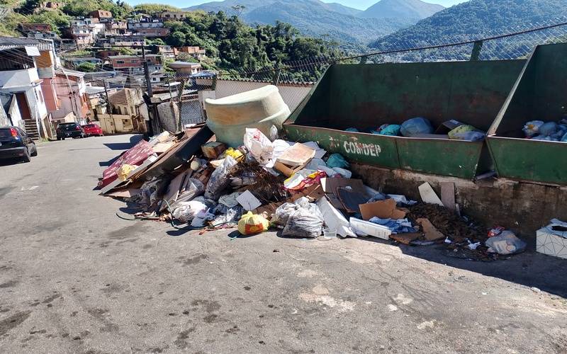 Entre entulhos e buracos, moradores da Comunidade 24 de Maio seguem incomodados