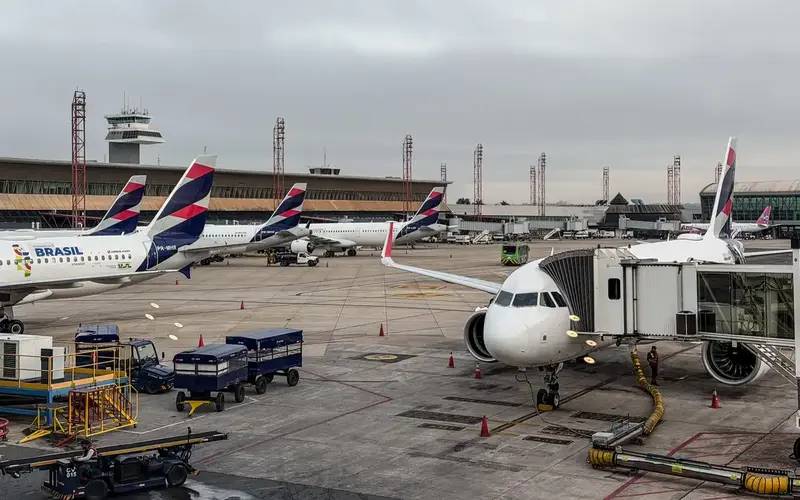 Anvisa atualiza regras de segurança sanitária para aviões e aeroportos