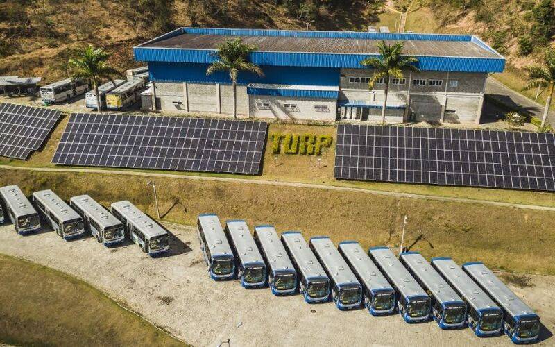 Após ordem de despejo, Prefeitura inicia retirada da garagem da Turp em Itaipava