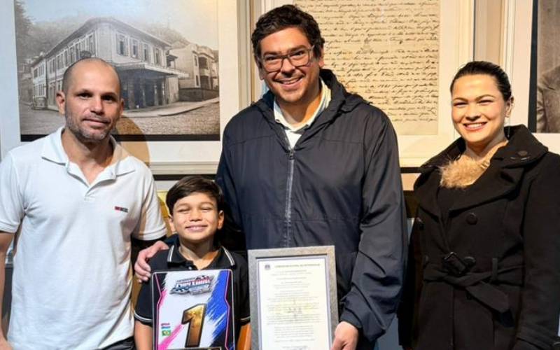 Jovem piloto de Petrópolis, Enzo Carvalho é homenageado por destaque no motocross