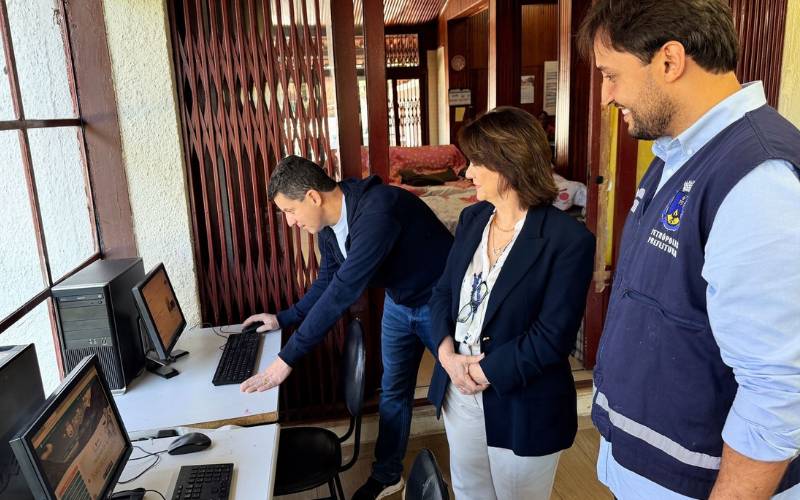 Prefeitura recebe computadores da Unifase para casas da Acolhida de Petrópolis