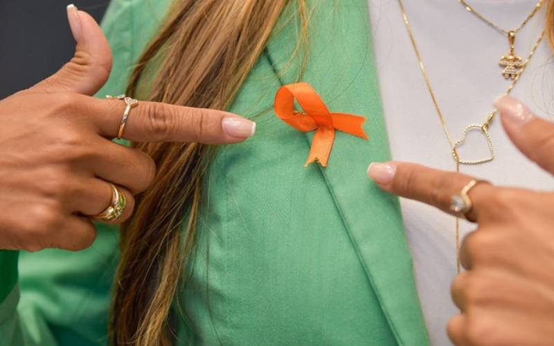 Agosto Laranja: lei amplia acessibilidade para pessoas com esclerose múltipla e outras