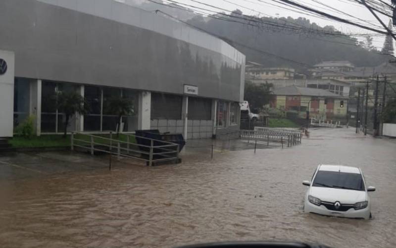 Defesa Civil emite alerta extremo para inundação e interdita Rua Coronel Veiga, em Pet