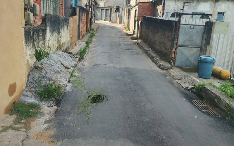 Buraco altera itinerários e afeta atendimento de duas linhas de ônibus em Petrópolis