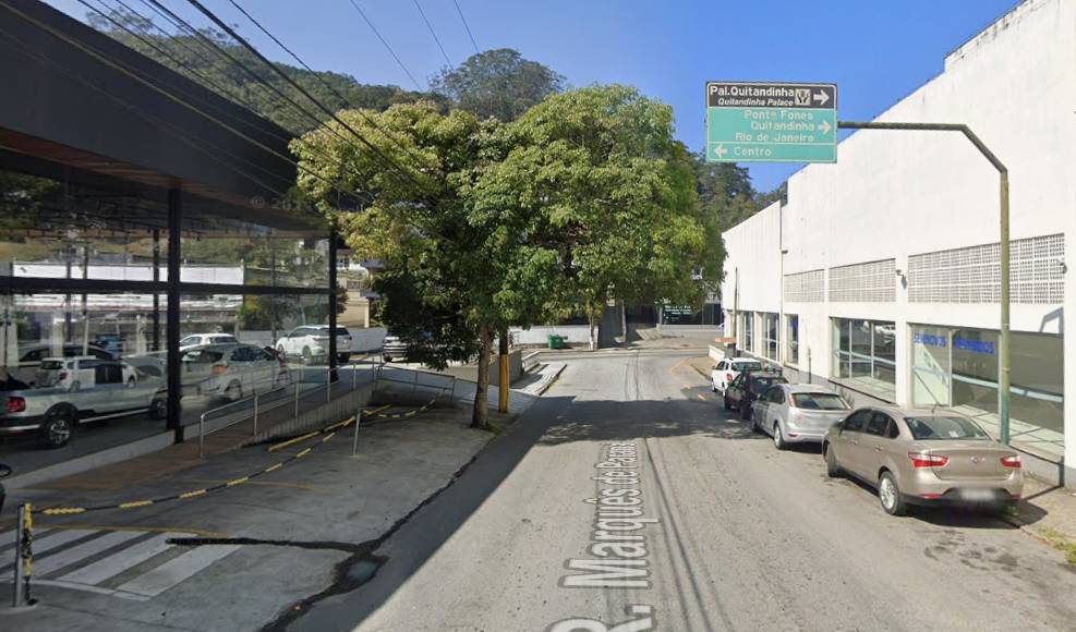 Caminhão tomba e interdita rua na Castelânea nesta terça-feira