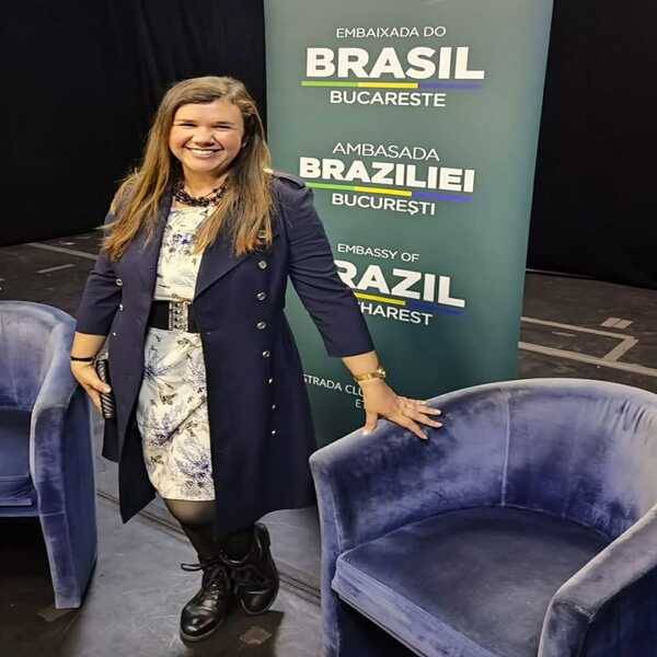  2. Sandra Brito se prepara para receber o Prêmio Han Lin de Literatura Infantil, em X