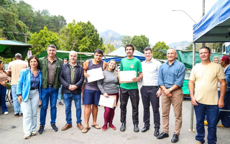 Prefeito Hingo Hammes anuncia uso do cartão Cesta Cheia, Família Feliz nas feiras livr