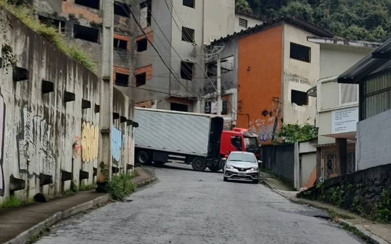 Avenida Portugal é interditada após caminhão quebrar na via, em Petrópolis