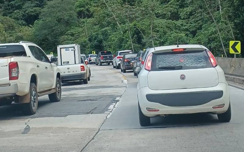 BR-040 tem retenção de 1 km nos dois sentidos em Duque de Caxias nesta manhã