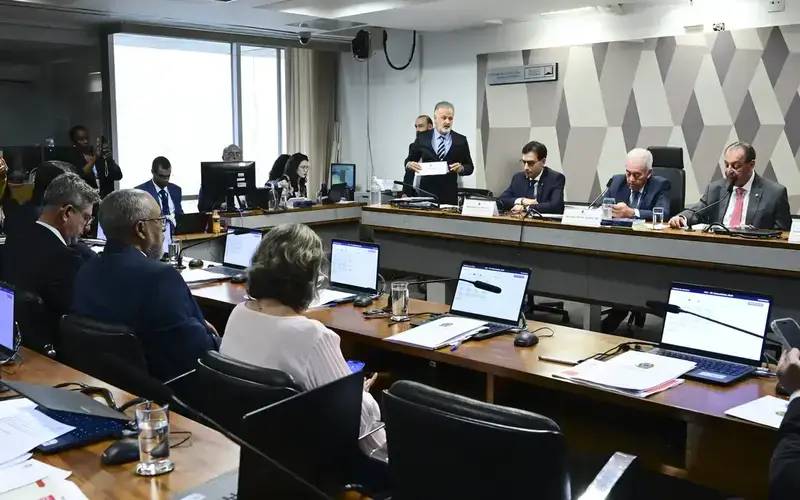 CCJ do Senado aprova PEC que acaba com jornada 6x1