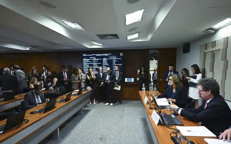 Comissão aprova MP da taxa das blusinhas: texto segue a plenários