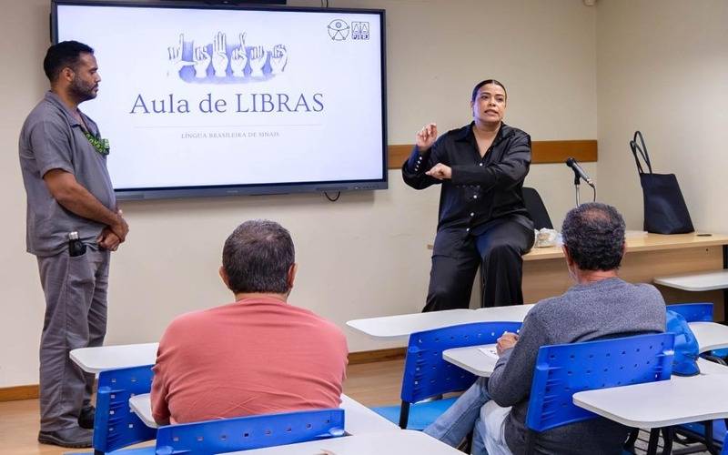 Curso de Libras para presos pode fazer mais do que reduzir a pena; entenda como funcio