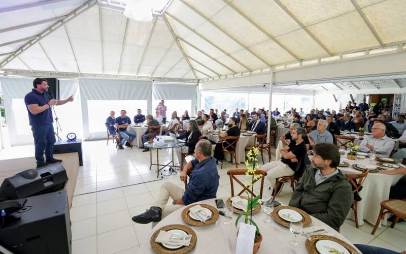 Em encontro com mais de 200 empresários, Bernardo Rossi propõe união e se coloca como 
