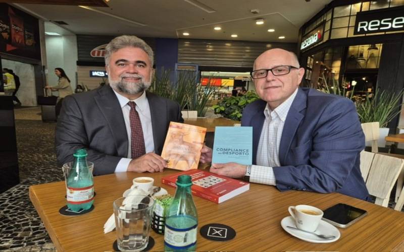 Mauricio Correa da Veiga, no clique quando me entregava três de seus livros em encontr