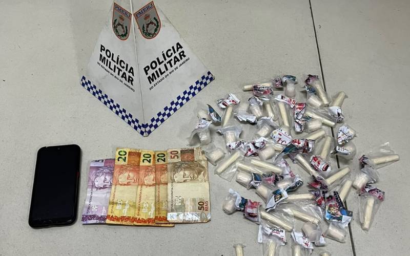 Polícia Militar prende homem por tráfico de drogas no Morro do Alemão