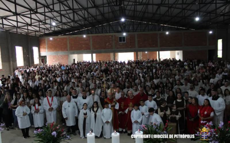 Cerca de 125 fiéis recebem sacramento da Crisma em paróquia de Teresópolis