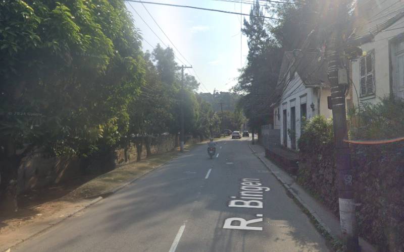 Rua Bingen é interditada após caminhão quebrar em Petrópolis