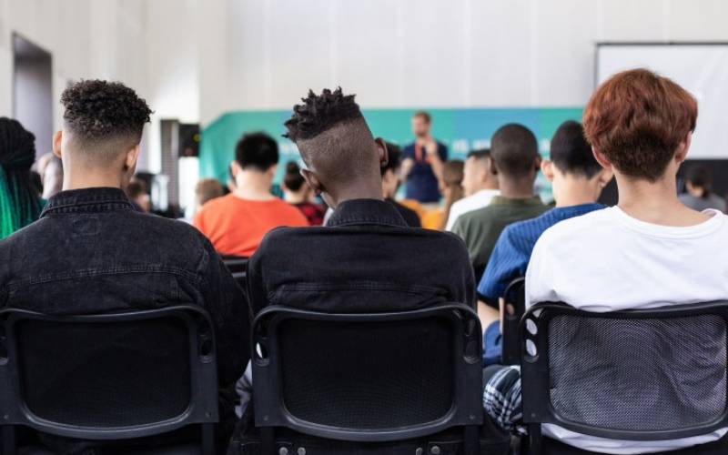 Brasil fica abaixo da média da OCDE em leitura, matemática e ciências no PISA 2025