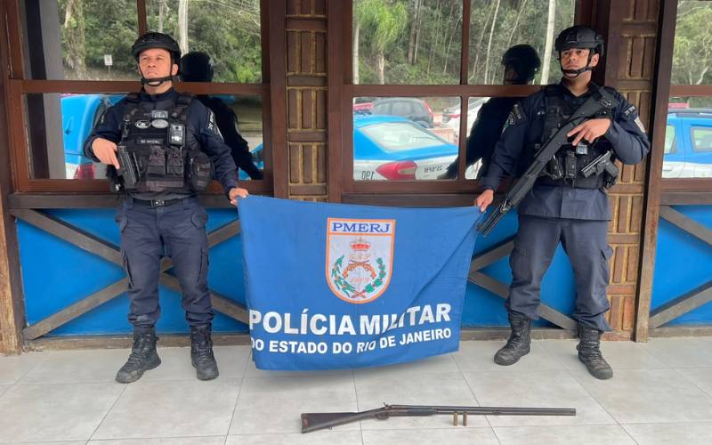 Homem com sete anotações criminais é preso com arma de fogo em Itaipava