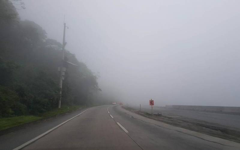 Chuva provoca alagamento e retenção na BR-040 em Duque de Caxias