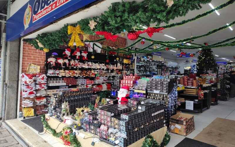 Natal chega mais cedo às vitrines e comércio transforma antecipação em estratégia de v