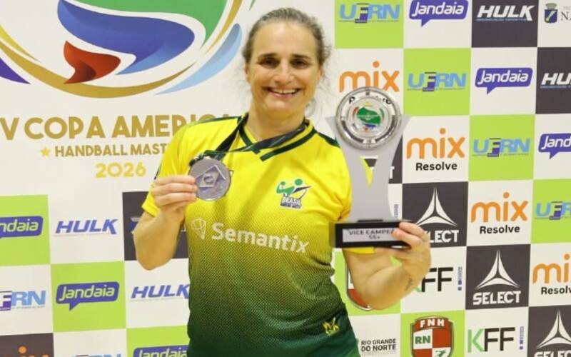 Aos 50+, petropolitana encara lesão para seguir representando o Brasil no handebol