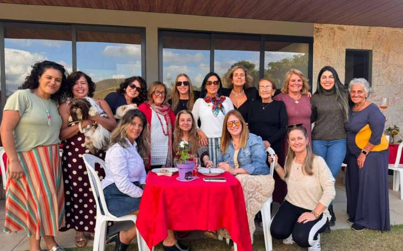 Helenice de Aguiar cercada de amigas e de pessoas especiais em dia de celebração (Divu