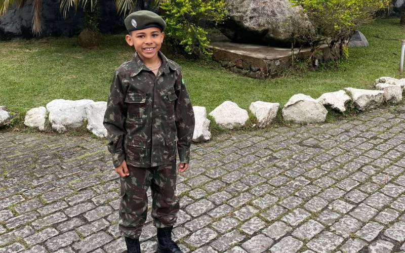 Aos 8 anos, menino de Petrópolis sonha em conhecer de perto o Exército