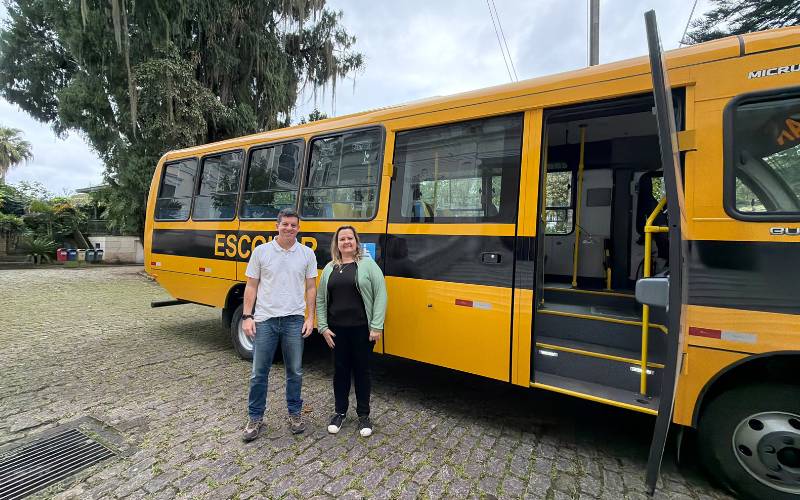 Rede municipal de Petrópolis recebe novo ônibus escolar