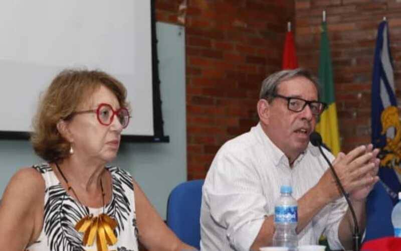 Na foto ( Divulgação), o presidente do Cebes, Carlos Fidelis Ponte, e a diretora admin