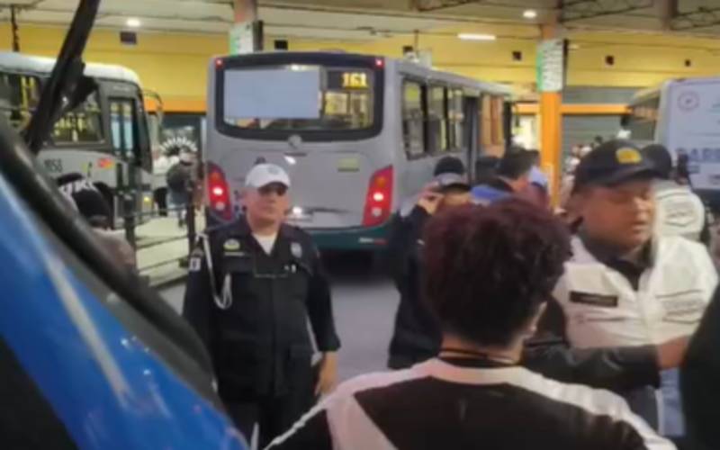 Troca de ônibus revolta passageiros no terminal do Centro