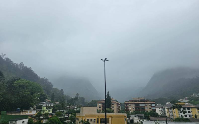 Defesa Civil emite alerta para permanência de chuva em Petrópolis
