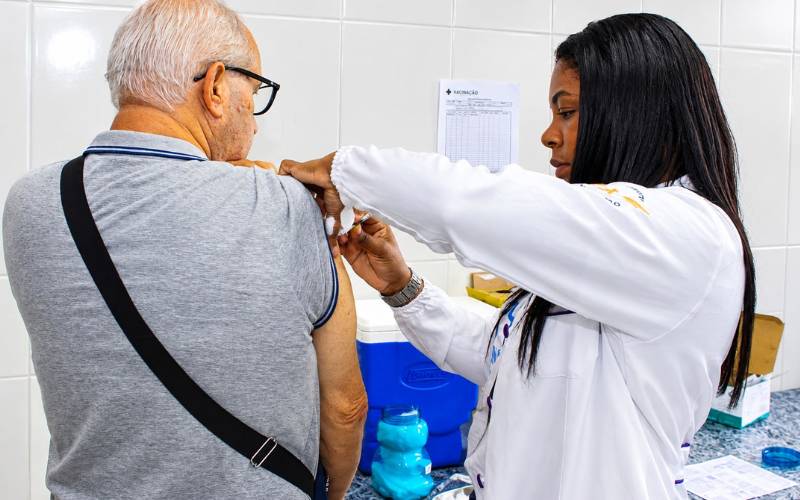 Petrópolis inicia vacinação contra pneumococo para idosos a partir de 85 anos