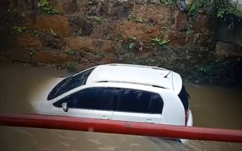 Carro cai no Rio Quitandinha na Rua Coronel Veiga, em Petrópolis