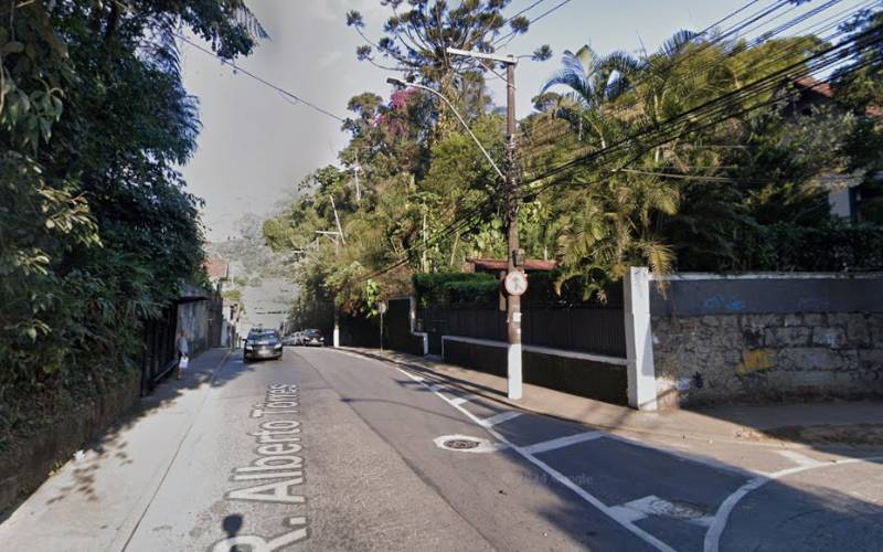 Queda de árvore danifica ponto de ônibus no Centro de Petrópolis